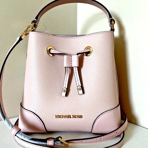 Michael Kors Mercer Small Pebbled Leather Bucket Bag - Picture 2 of 7